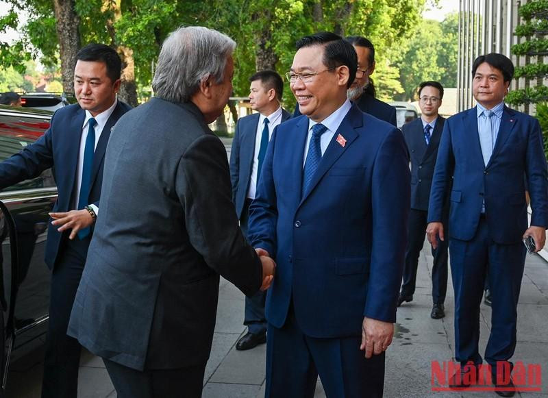 Vuong Dinh Hue y António Gutteres en la sede del Parlamento.